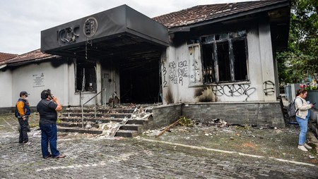 FOTO: Situasi Pasca Demo 29 Agustus di Bandung, Surabaya dan Makassar