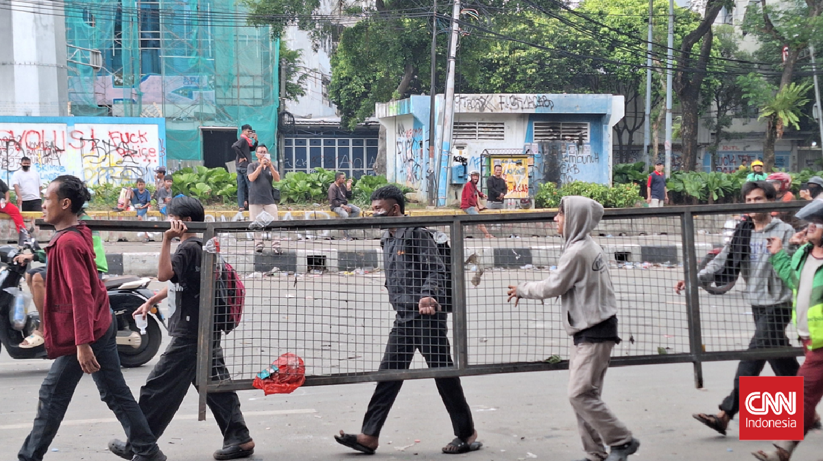 Kondisi Kwitang Terkini Usai Demo, TNI Berjaga-Warga Berburu Besi