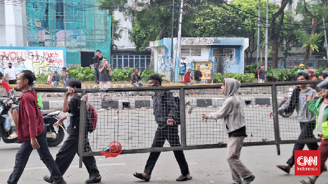 Kondisi Kwitang Terkini Usai Demo, TNI Berjaga-Warga Berburu Besi Kondisi di Jalan Kramat Kwitang, Jakarta Pusat usai demo besar 29 Agustus 2025 masih padat, bahkan banyak warga berburu besi.