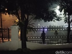 Polisi Lepaskan Gas Air Mata untuk Bubarkan Massa di DPRD Jabar