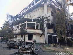67 Mobil Hangus Saat Gedung DPRD Makassar Dibakar Massa Aksi