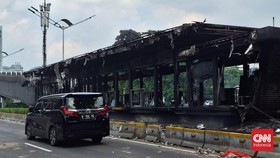 Warga Lewat Polda Metro Jaya Ngeluh Perih Sisa Gas Air Mata Bekas Demo