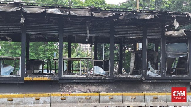 Penampakan Halte Polda Metro Jaya Hangus Terbakar Polda Metro Jaya menjadi sasaran demonstrasi hingga Sabtu (30/8) dini hari, tampak halte Transjakarta di depan markas Polda Metro Jaya hangus terbakar.
