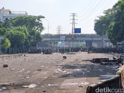 Anggota TNI Persuasif Bubarkan Massa dari Mako Brimob Kwitang