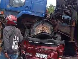 Kecelakaan di Batam, Truk Lindas Mobil hingga Motor di Lampu Merah