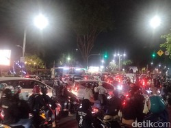 Jalan Gubernur Suryo Masih Ditutup Meski Massa Hitam-hitam Mulai Bubar