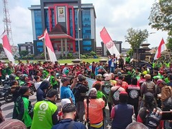 Ratusan Driver Ojol Ikut Aksi Damai di Mapolda Sumsel, Ini 4 Tuntutannya