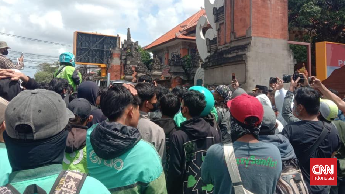 Demo di Polda Bali Ricuh, Polisi Kerahkan 2 Water Canon