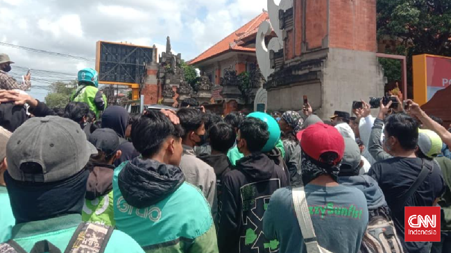 Demo di Polda Bali Ricuh, Polisi Kerahkan 2 Water Canon Aksi unjuk rasa yang dilakukan sejumlah elemen masyarakat buntut kasus pelindasan driver ojol oleh aparat kepolisian di Mapolda Bali berakhir ricuh.