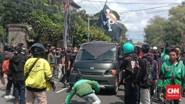 Demo Solidaritas Affan, Ojol-Mahasiswa Bali Turun ke Jalan Demo Polda Massa tindakan campuran Ojol dan mahasiswa mendatangi Mapolda Bali untuk menggelar tindakan solodaritas pada Affan Kurniawan nan tewas dilindas rantis Brimob.