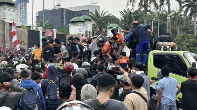 Massa Kembali Demo DPR, Lalu Lintas Tersendat Massa aksi unjuk rasa kembali mendatangi Gedung MPR/DPR di Jalan Gatot Subroto, Sabtu (30/8)