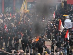 Massa Demo di Polres Jember Bakar Ban dan Gelar Teatrikal