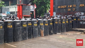 Massa Mulai Bersitegang Coba Mendekat ke Mako Brimob Kwitang
