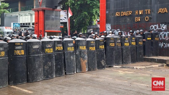 Massa Mulai Bersitegang Coba Mendekat ke Mako Brimob Kwitang Sekitar pukul 14.25 WIB, massa terlihat masih berada di depan Gedung Capitol sebelah Mako Brimob, yang kemudian menembakkan petasan ke arah Brimob.