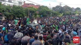 Massa Aksi Masih Bertahan di Polda Bali, Situasi Kondusif