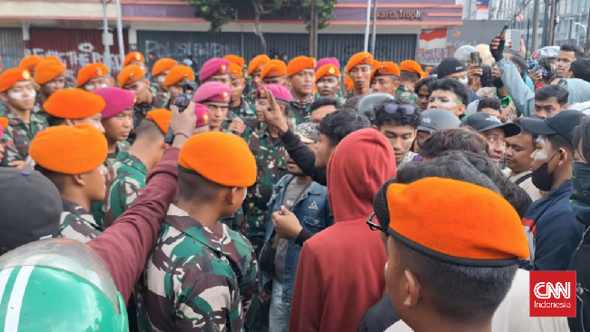 Mako Brimob Kwitang Kembali Didemo Sabtu Siang Sejumlah massa kembali menggelar tindakan di dekat Mako Brimob Kwitang pada Sabtu (30/8) siang.