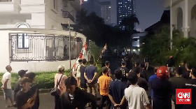 Massa Geruduk Rumah Anggota DPR Eko Patrio