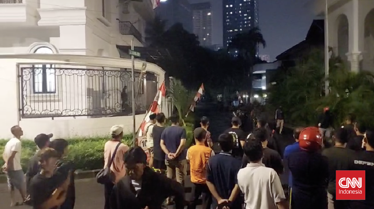Massa Geruduk Rumah Anggota DPR Eko Patrio