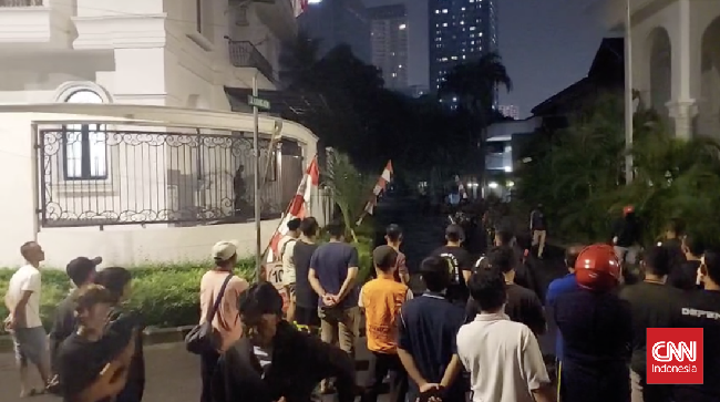 Massa Geruduk Rumah Anggota DPR Eko Patrio Massa menerobos rumah anggota DPR dari Fraksi PAN, Eko Hendro Purnomo alias Eko Patrio, pada Sabtu (30/8) sekitar pukul 22.05 WIB.