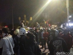 Massa Hitam-hitam kembali Datangi Grahadi! Lempar Batu-Bikin Rusuh