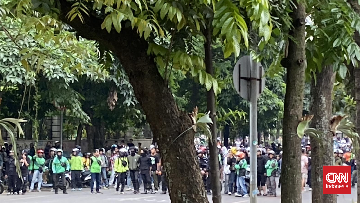 Massa Kembali Serbu DPRD Jabar, Situasi Jalan Diponegoro Mencekam