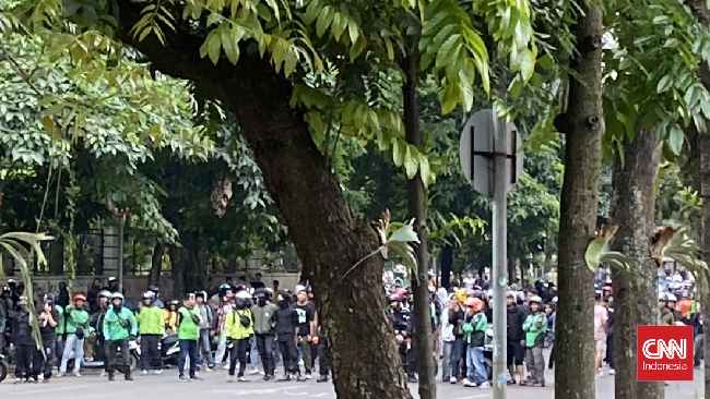 Massa Kembali Serbu DPRD Jabar, Situasi Jalan Diponegoro Mencekam Ribuan massa kembali ke kawasan sekitar Gedung DPRD Jawa Barat pada Sabtu (30/8) sore ini. Mereka langsung melempari Gedung DPRD Jawa Barat.
