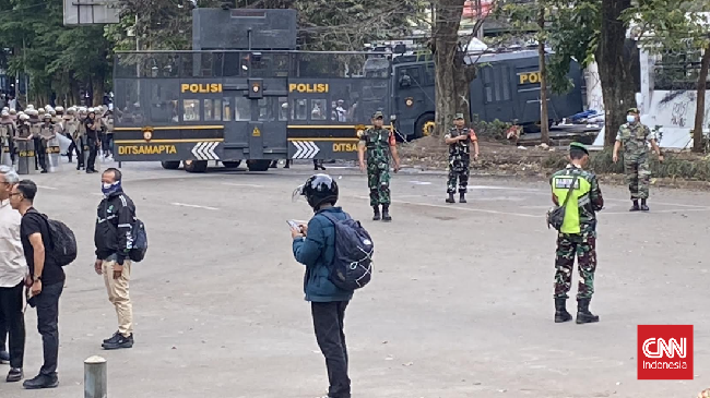 Polisi mengamankan sejumlah orang yang melakukan aksi unjuk rasa di Gedung DPRD Jabar, pada Sabtu (30/8) sore ini.
