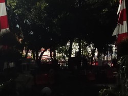 Massa Masih Kepung Polda Metro, Lempar Batu dan Petasan