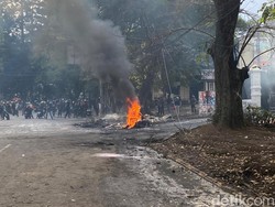 Satu Motor di DPRD Jabar Diseret dan Dibakar!