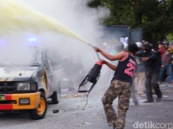 Massa Rusak Mobil Polisi dan Jarah Perlengkapan Huru-Hara di Polresta Denpasar