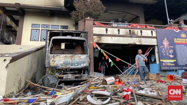 Kantor Polres Jakarta Timur Porak Poranda, Jadi Tontonan Warga Kantor Polres Jakarta Timur rusak parah setelah kericuhan pada Sabtu (30/8) dini hari. Asap mengepul, jalan macet, dan kendaraan operasional hancur.