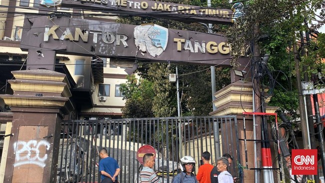 Satu orang ditetapkan sebagai tersangka terkait aksi penyerangan dan perusakan markas Polres Metro Jakarta Timur.