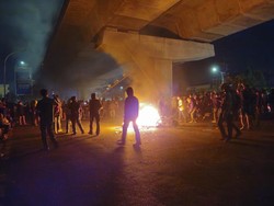 Massa Turut Robohkan Tiang Kamera ETLE di Depan Gedung DPRD Makassar