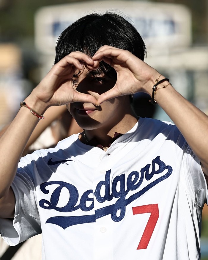 Menghadiri pertandingan bisbol antara LA Dodgers dan Cincinnati Reds serta melempar ceremonial first pitch pada Senin, (25/8/2025) menjadi jadwal solo pertama sang idol di Amerika Serikat usai menyelesaikan wajib militer./ Foto: instagram.com/ellejapan