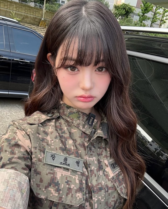 Meski kelelahan, Wonyoung tetap membawa sisi kocaknya. Ia bercanda ingin kabur dengan bertanya, “Apa ada taksi di sini?” hingga membuat suasana latihan pecah tawa. Sikap ini bikin fans makin jatuh hati padanya./ Foto: Instagram.com/for_everyoung10