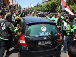 Mobil Nekat Terobos Demo di Depan Polda Bali, Berujung Diusir