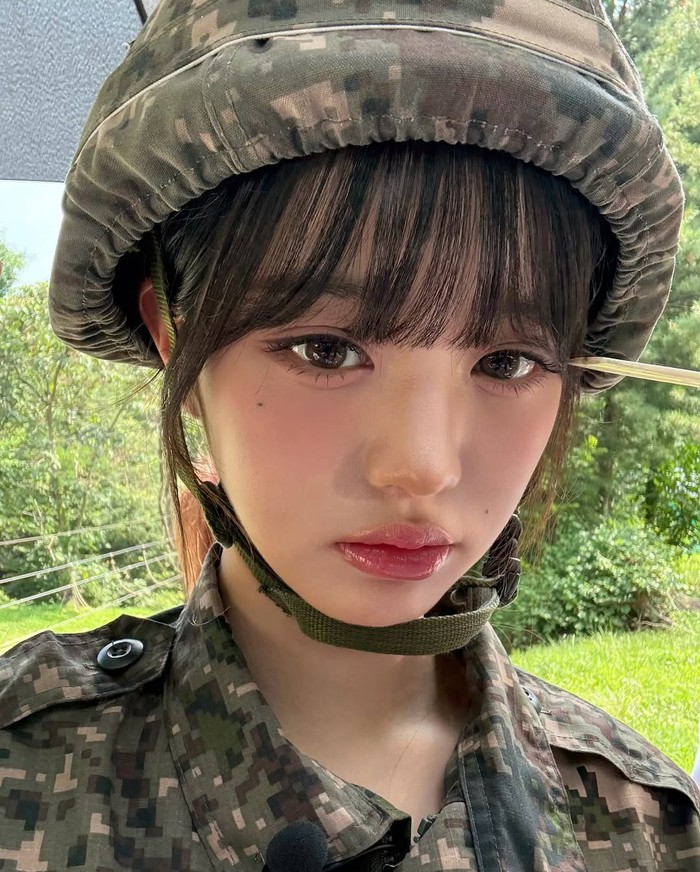 Namun, ekspresinya berubah saat mengenakan topi militer. Wajah ceria Wonyoung mendadak serius, apalagi setelah ikut latihan gerilya. Rambut acak-acakan dan tatapan kosongnya sukses bikin fans ngakak tapi gemas./ Foto: Instagram.com/for_everyoung10