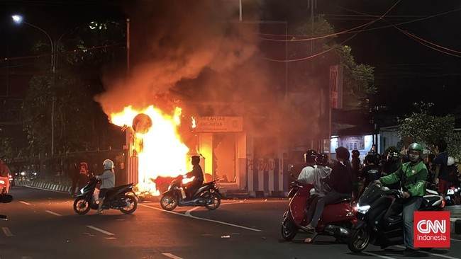 Banyak Pos Polisi di Surabaya Dibakar-Dirusak saat Demo 29 Agustus Banyak pos polisi di Kota Surabaya dan sebagian di Sidoarjo dibakar sekelompok orang tak dikenal, Jumat (29/8) malam hingga Sabtu (30/8) dini hari.