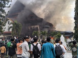 Video Penampakan Gedung DPRD NTB yang Dibakar Massa
