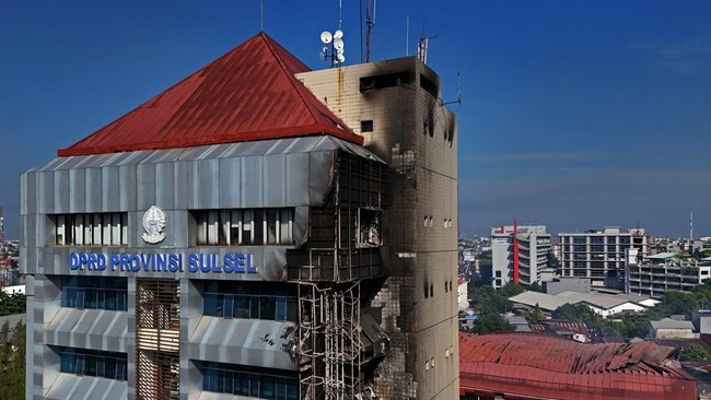 40 Armada Dikerahkan Padamkan Api Gedung DPRD Sulsel dan Makassar Damkar Kota Makassar mengerahkan 40 armada untuk memadamkan api di Gedung DPRD Sulsel dan DPRD Makassar yang dibakar massa pada Jumat (29/8) malam.