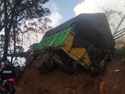 Piket Nol Lumajang Longsor Terjang Truk yang Melintas