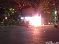 Lagi, Massa pendemo Bakar Pos Polisi di Jalan A Yani Surabaya