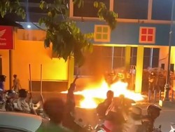 Viral Pos di Waru Sidoarjo Dibakar, Puluhan Polisi Terkepung Api