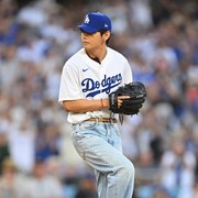 5 Potret V BTS Lakukan Ceremonial First Pitch di Dodger Stadium, Bak Pitcher Profesional!