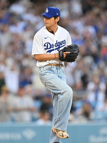 5 Potret V BTS Lakukan Ceremonial First Pitch di Dodger Stadium, Bak Pitcher Profesional!