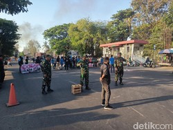 Mahasiswa Demo Tutup Jalan Alauddin Depan Unismuh Makassar, TNI Berjaga