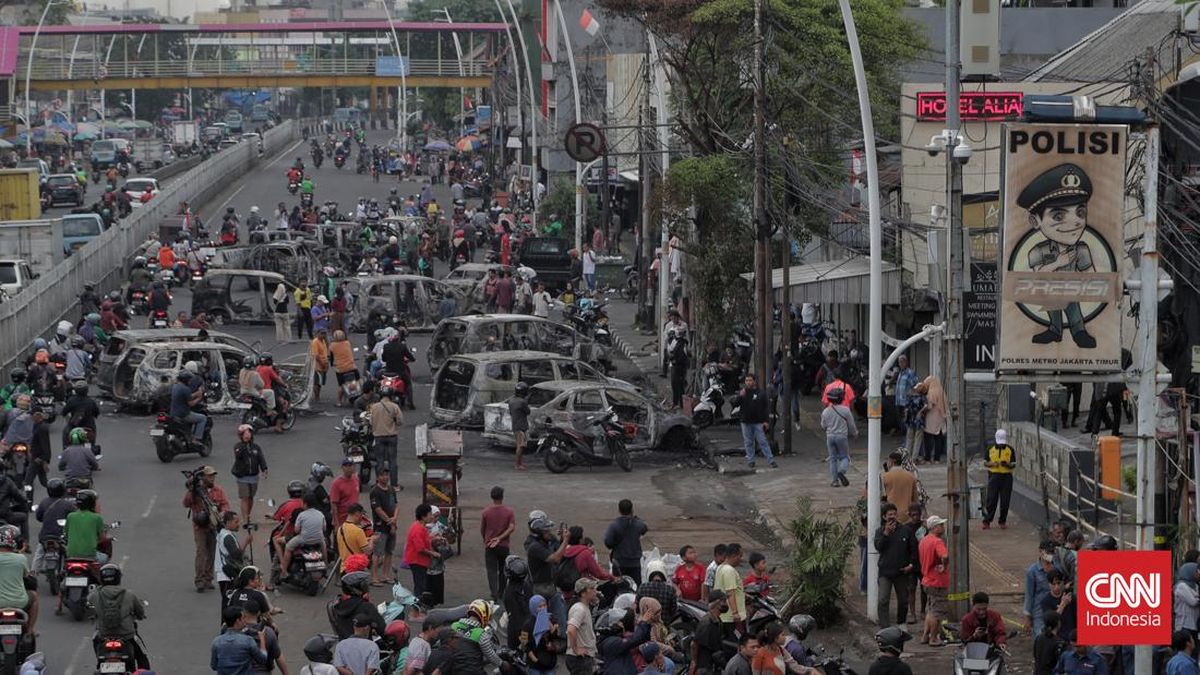 Jalan Matraman Raya Macet Parah Imbas Porak Poranda Polres Jaktim