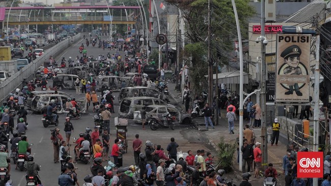 Jalan Matraman Raya Macet Parah Imbas Porak Poranda Polres Jaktim Jalan Matraman Raya macet parah imbas kantor Polres Jakarta Timur porak poranda dirusak sekelompok orang pada Sabtu (30/8) dini hari WIB.