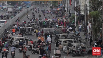 FOTO: Serakan Bangkai Mobil Terbakar Bekas Kacau di Matraman Semalam