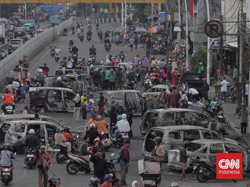 FOTO: Serakan Bangkai Mobil Terbakar Bekas Kacau di Matraman Semalam